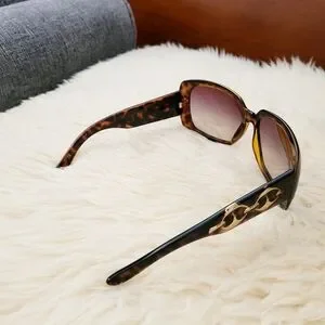 Gucci Brown Oversized Sunglasses with Tortoiseshell Frame - Great Condition Rectangular frame sunglasses in dark brown tortoiseshell  main image 4